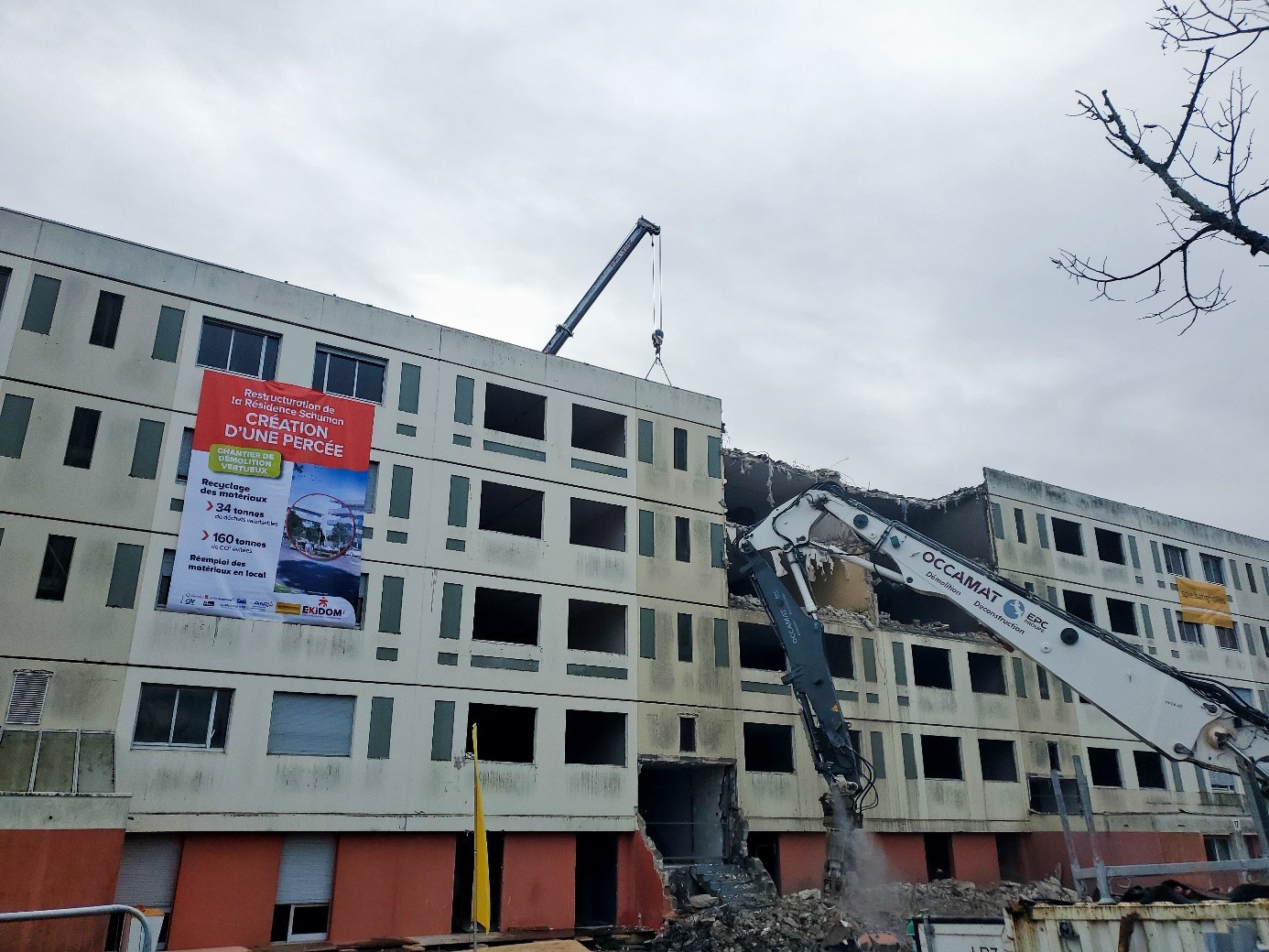 Déconstruction à la croqueuse de la partie centrale de la Résidence Schumann